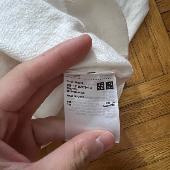 Uniqlo v neck sweaters - Picture 7 of 7